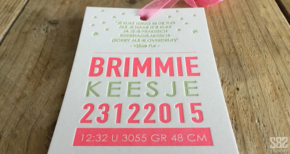 studio 82 letterpress geboorte kaart label fluor roze vintage groen